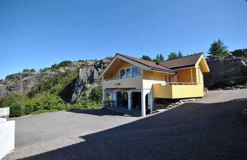 Sund Apartment | Remarkable 2-Bed Apartment in Steinsland