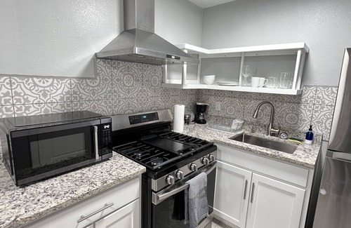 Biggs Field Apartment | Remodeled 1 Bed Apt in Gated Com Unit 6n