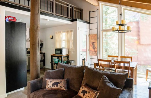 Truckee Condo | Remodeled all-season condo with fireplace