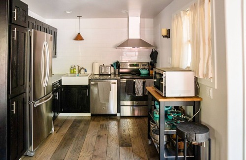 Truckee Condo | Remodeled all-season condo with fireplace