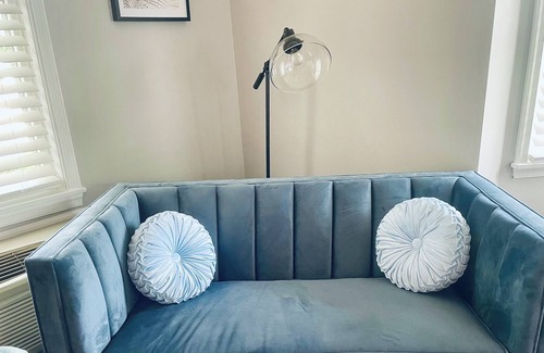 Manassas Apartment | Remodeled apt in the heart of old town Manassas. Near pubs/restaurants/shops/VRE