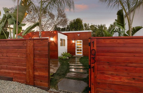 The Mesa House | Remodeled Beach House with Spa and Sauna 2 Blocks from Ocean Pet Friendly