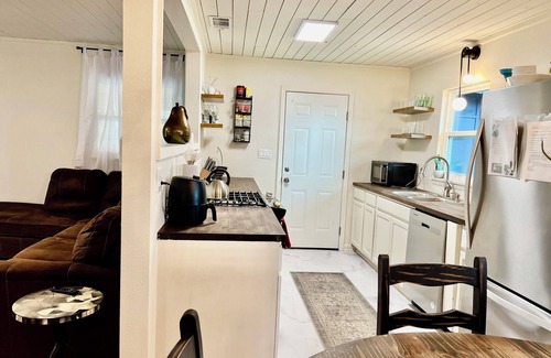 Benton House | Remodeled Benton home-sleeps 7/Coffee bar/WI-FI & Netflix/easy access to freeway