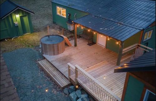 Randle House | Remodeled cabin w/Hot Tub, Bunk house on 2 acres!