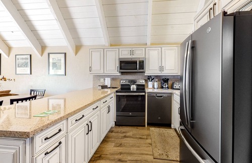 Mammoth Lakes Condo | Remodeled condo with balcony & fireplace - walk to Village gondola
