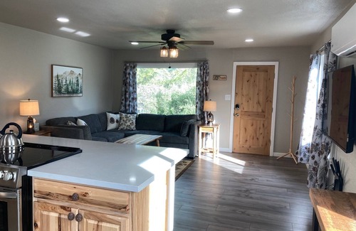 Three Rivers Cottage | Remodeled Cottage/Shared Pool/Walk to Town