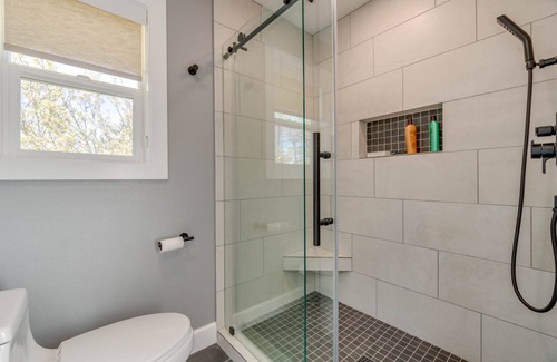 Saint Paul Other | Remodeled cozy farmhouse on a 100 acre hazelnut orchard!