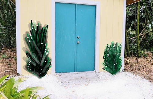 South Sarasota Cottage | Remodeled dreamy beach cottage 5 minutes to Siesta Key in lush tropical setting.
