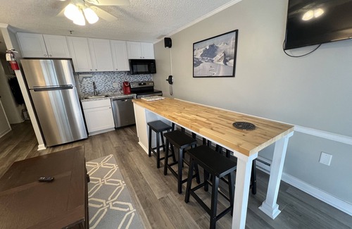 Snowshoe Condo | REMODELED! Mountain Lodge 325 Ski In/Out Condo, Steps to Ballhooter & Village.