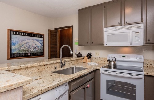 Mammoth Lakes Condo | Remodeled Nov ‘22 Cozy Mammoth Condo - Walking Distance to Canyon Lodge