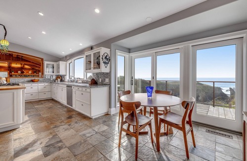 Mendocino House | Remodeled oceanfront home with ocean views, fireplace, jetted tub, washer/dryer