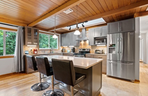Mount Park House | Remodeled one level w/yard , heart of lake oswego