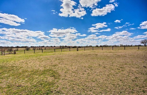 Sanger Apartment | Remodeled Ranch Apt in Sanger 12 Mi to Lake!