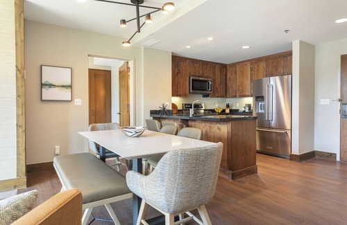 Avon Condo | Remodeled! Resort & Spa, Ski in/out, HOT TUB, Ski Valet, Health Club, Mtn Views