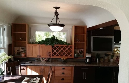 Downtown Klamath Falls House | Remodeled❤️Smarthouse 2 Kings | Jetted Tub | BBQ, Firepit, Patio Set, Fenced Yar