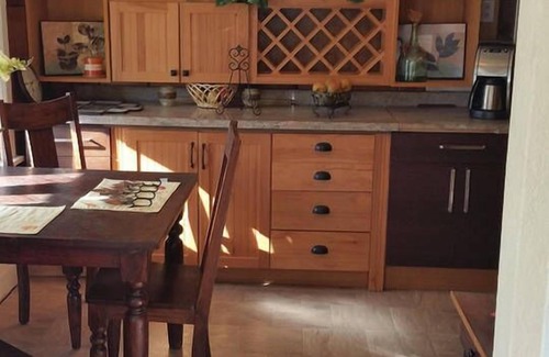 Downtown Klamath Falls House | Remodeled❤️Smarthouse 2 Kings | Jetted Tub | BBQ, Firepit, Patio Set, Fenced Yar