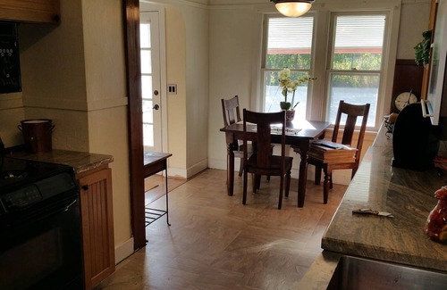 Downtown Klamath Falls House | Remodeled❤️Smarthouse 2 Kings | Jetted Tub | BBQ, Firepit, Patio Set, Fenced Yar