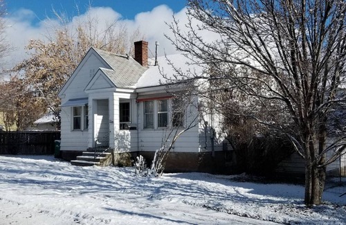 Downtown Klamath Falls House | Remodeled❤️Smarthouse 2 Kings | Jetted Tub | BBQ, Firepit, Patio Set, Fenced Yar