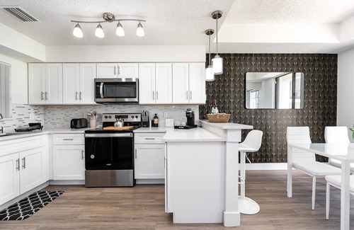 Delray Beach House | Remodeled Townhome with Pool & Lake Views in Gated Community
