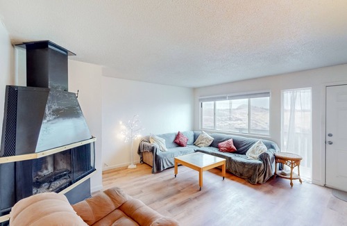 Northeast Reno House | Remodeled townhouse near downtown Reno with mtn views, fireplace, streaming, W/D