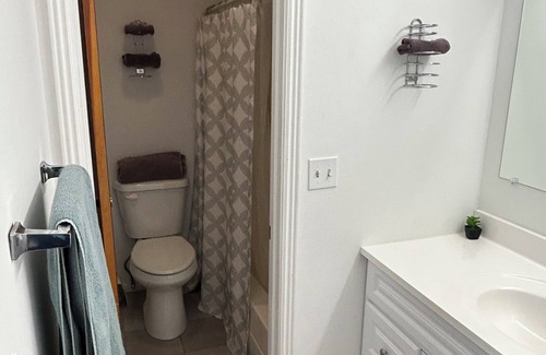 Fillmore Apartment | Remodeled two queen bed unit 11 studio with AC, Heat and fast WiFi in Fillmore