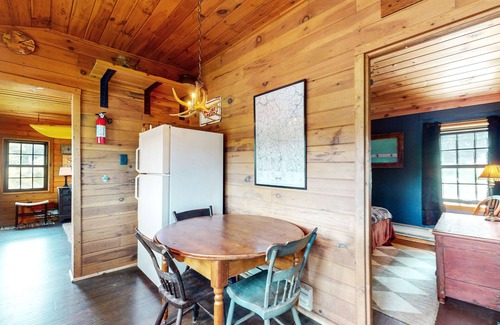 Poyntelle House | Remote lakefront cabin, dog-friendly with deck & outdoor shower