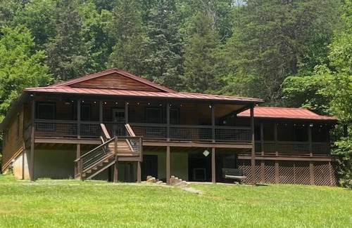 Bentonville Cabin | Remote Riverfront Cabin: Hot Tub * Fast Wi-Fi * Disc Golf * Pool Table * Games!