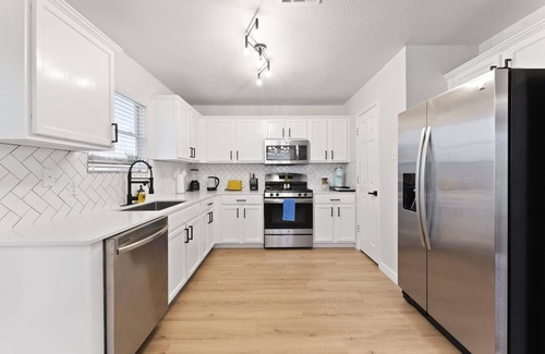 Pflugerville House | Remote Work Friendly King Beds Fast Wifi 3BR