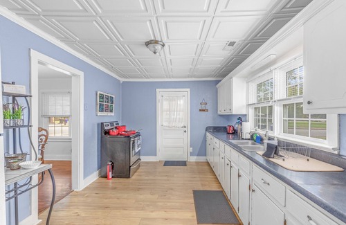 East Florence House | ReNew At JW's & bring your Dog too!