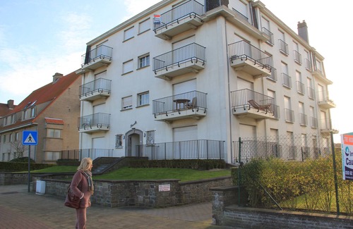 Albertstrand Apartment | Renewed app with a beautiful view of Park 58 in Duinbergen.50 m from Zee