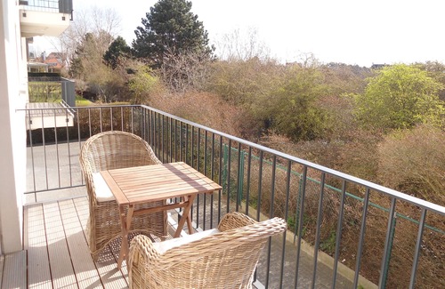 Albertstrand Apartment | Renewed app with a beautiful view of Park 58 in Duinbergen.50 m from Zee