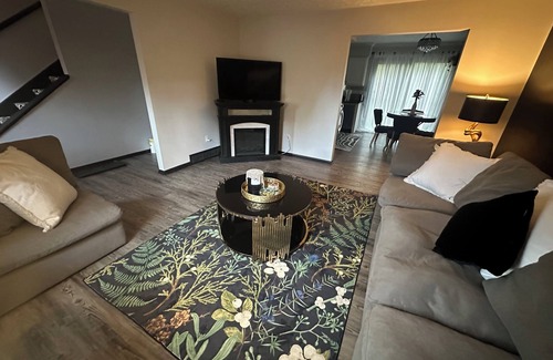 Aliquippa House | Reno’d 2-br townhome with W/D, D/W, private deck in tranquil Sheffield Terrace