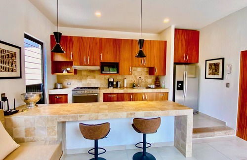 San Antonio Tlayacapan House | Renovated 1 Bdrm Guest House -Walk to Everything -Bikes -Gym - Pickleball Court