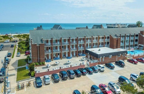 Cape May Condo | Renovated 1-bedroom condo in Cape May with AC, pool, 1 min walk to beach!