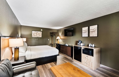 Townsend Hotel | Renovated 1 King Pet Friendly