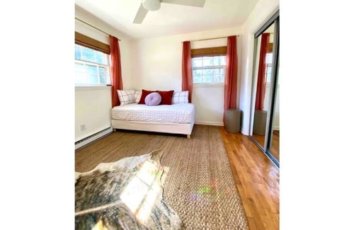 Myrtle Grove House | Renovated 1970’s Brick Rancher - 10 miles to the beach!