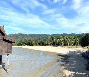 Kuala Teriang Apartment | Renovated 2 Bedroom Seavilla for 6pax