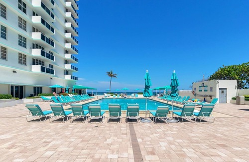 Hollywood South Central Beach Condo | Renovated 2 BR at the Beach in superb Hollywood