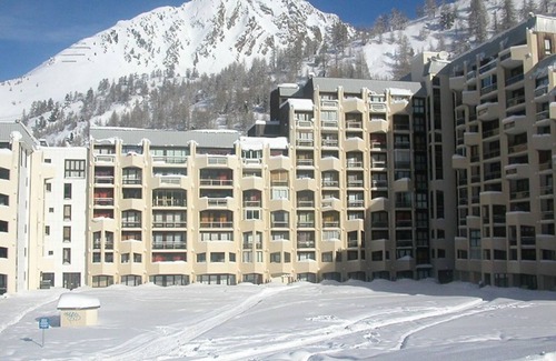 Isola Apartment | Renovated 2-Room Ski-in/Ski-out, South-Facing Balcony, Close to Shops and Activities