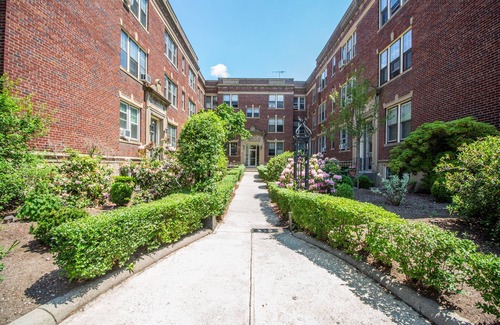 Coolidge Corner South Side Apartment | Renovated 2B, In-unit Laundry, Longwood, 1st Flr