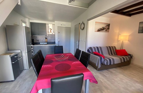 Plage d'Argeles Apartment | Renovated 2BR Apartment 5 Minutes from the Beach with Private Parking in Argelès-sur-Mer