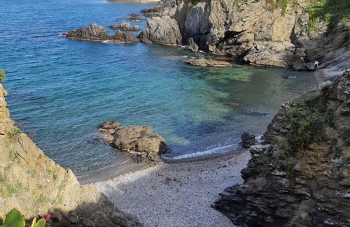 Plage d'Argeles Apartment | Renovated 2BR Apartment 5 Minutes from the Beach with Private Parking in Argelès-sur-Mer