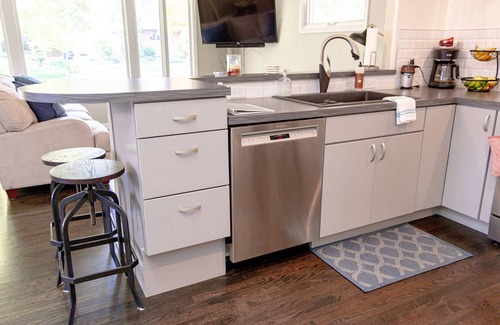 Dicken House | Renovated 3 bed/2.5 bath with fast wifi & 100" projector near the BIG HOUSE!
