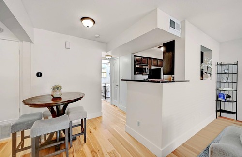 Westfield Condo | Renovated 3BA/2BD Condo 2 Miles from Downtown