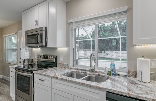 Melbourne House | Renovated 4 Bedroom/3 Bath/Pool Home Sleeps 14