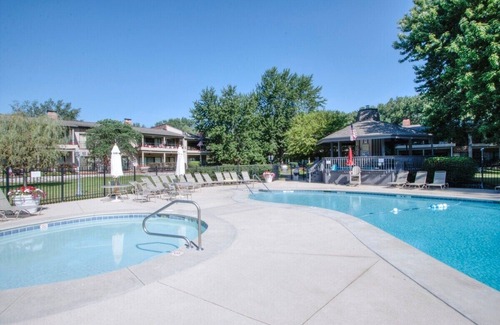 Fontana-on-Geneva Lake Villa | Renovated Abbey Villa Getaway |Patio | Pool |Short Walk to the Water |Gas Fireplace |King Master