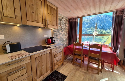 Tignes le Lac Apartment | Renovated apartment near slopes with balcony