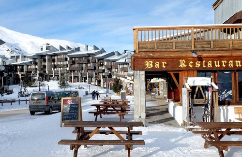 Le Lavachet Apartment | Renovated Apartment · Near Shops & Slopes · Sleeps 8 · South-Facing Balcony