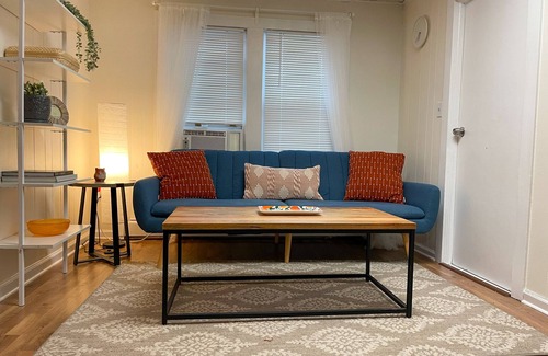 Middletown Apartment | Renovated Apt - 4min walk from Wesleyan & Main St