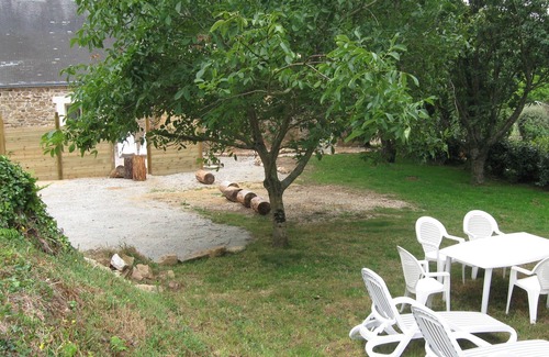 Arradon Apartment | Renovated apts., terrace and garden, gulf view in a charming longère, Arradon